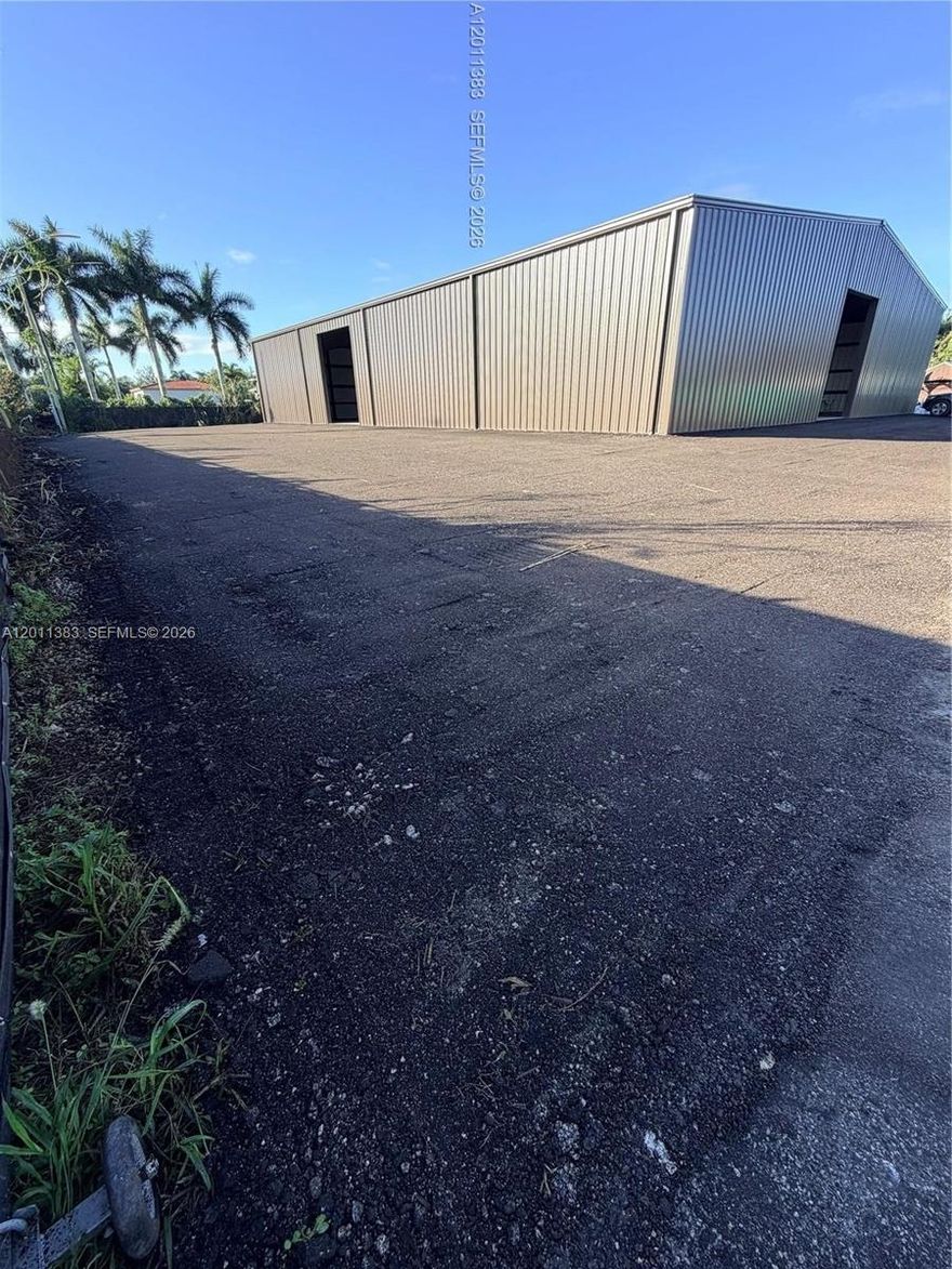 Agricultural Land & Storage for Rent – Southwest Ranches
Plant nursery operations
Farm equipment and material storage
Landscaping supplies (mulch, soil, irrigation)
Agricultural-related activities
Property features:
Spacious open land
Easy access for loading/unloading
Suitable for outdoor agricultural use and storage
Important – Please Read:
Agricultural use only (in compliance with local regulations)
No commercial truck parking or vehicle storage
No non-permitted business operations
Limited vehicle access strictly for loading/unloading
Ideal for small-scale agricultural users, nursery businesses, or landscaping support operations.
Flexible terms available for the right tenant.
Please message with details of your intended use.