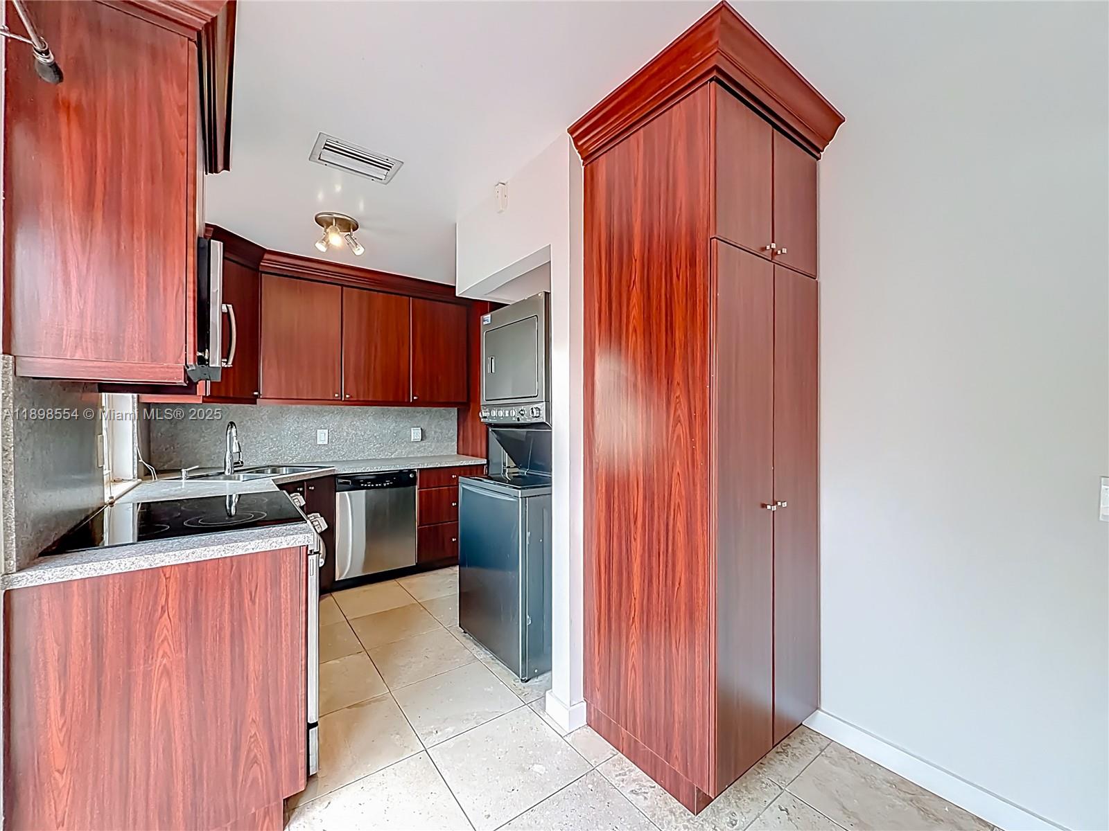 COUNTRY ISLES PHASE II - Residential