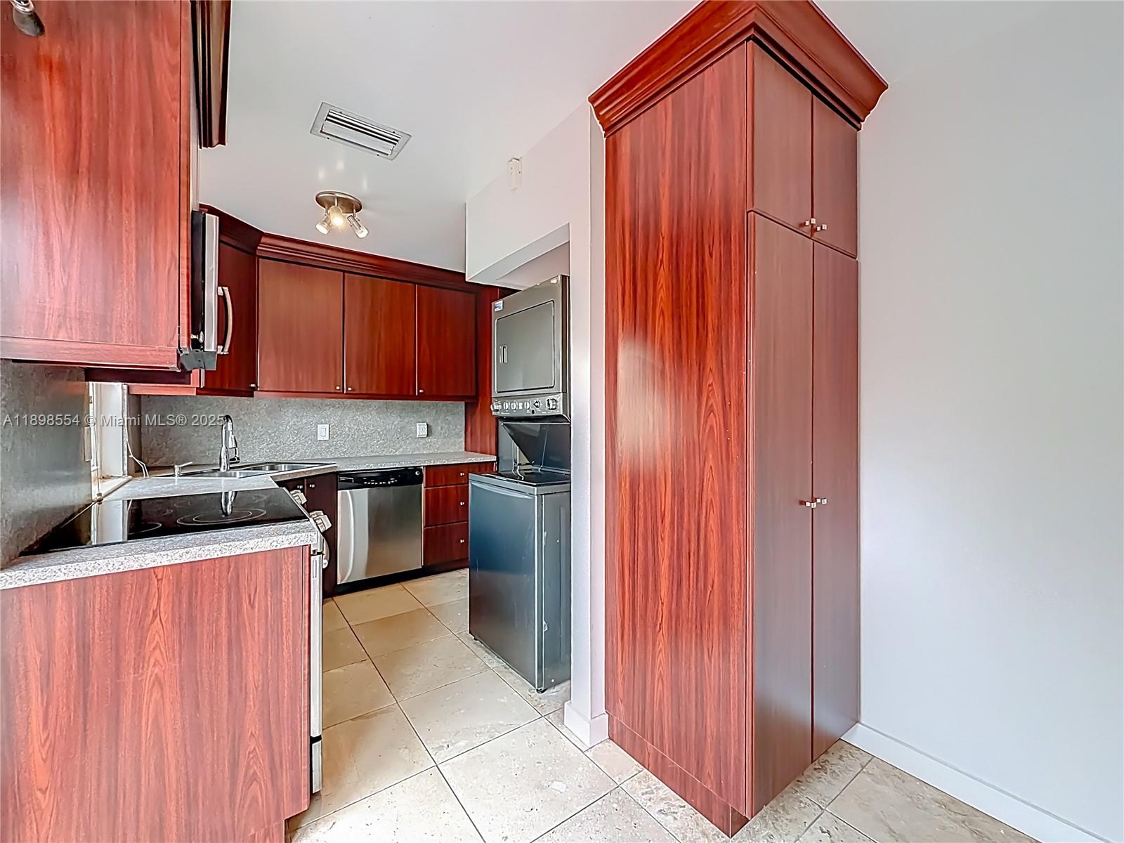 COUNTRY ISLES PHASE II - Residential