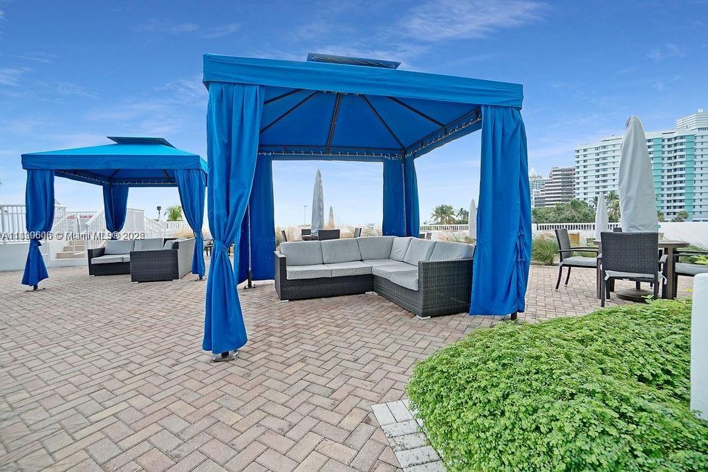 THE CARRIAGE HOUSE CONDO - Residential