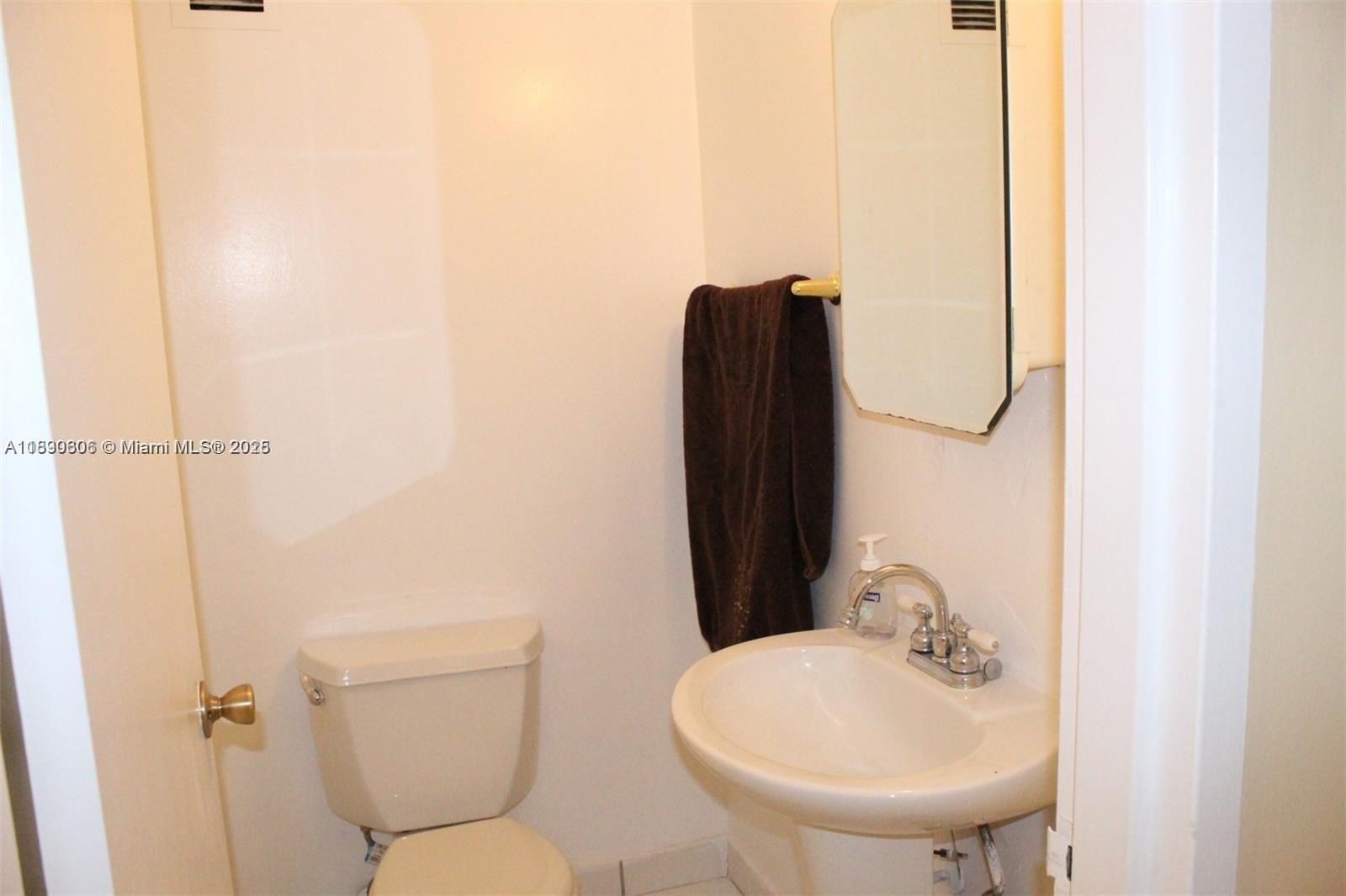 THE CARRIAGE HOUSE CONDO - Residential