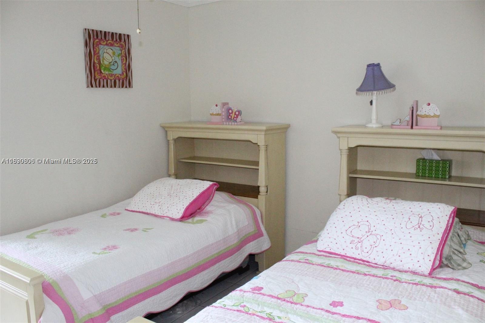 THE CARRIAGE HOUSE CONDO - Residential