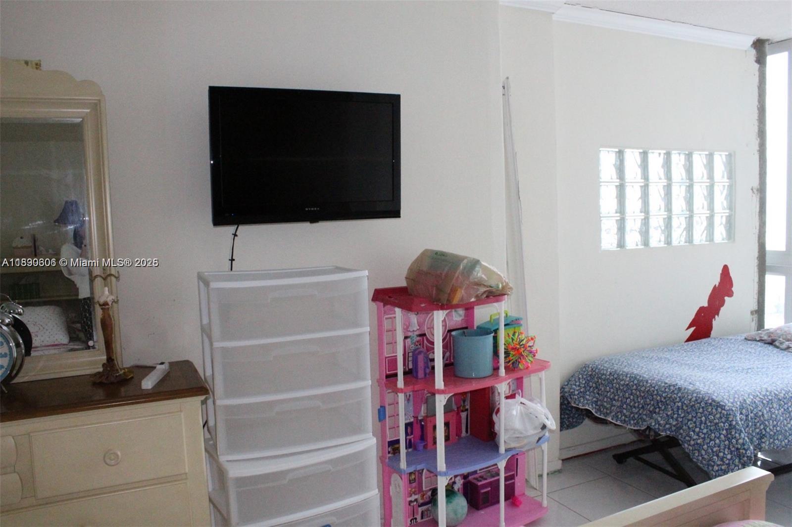 THE CARRIAGE HOUSE CONDO - Residential