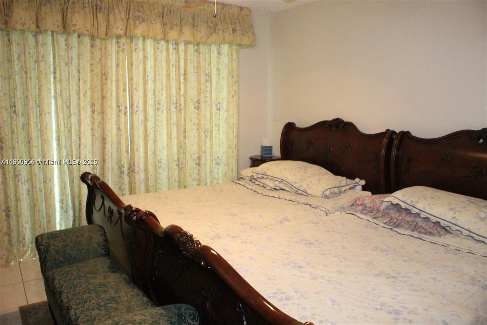 THE CARRIAGE HOUSE CONDO - Residential