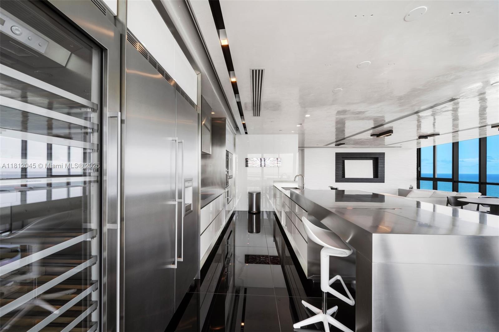 CONTINUUM ON SOUTH BEACH - Residential