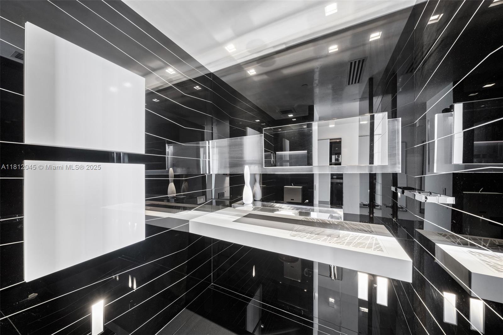CONTINUUM ON SOUTH BEACH - Residential