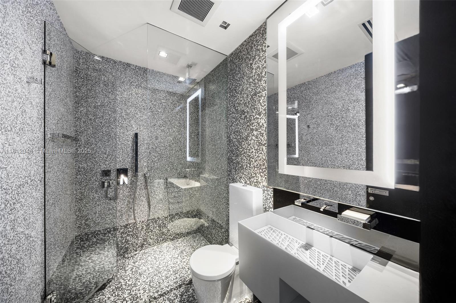 CONTINUUM ON SOUTH BEACH - Residential