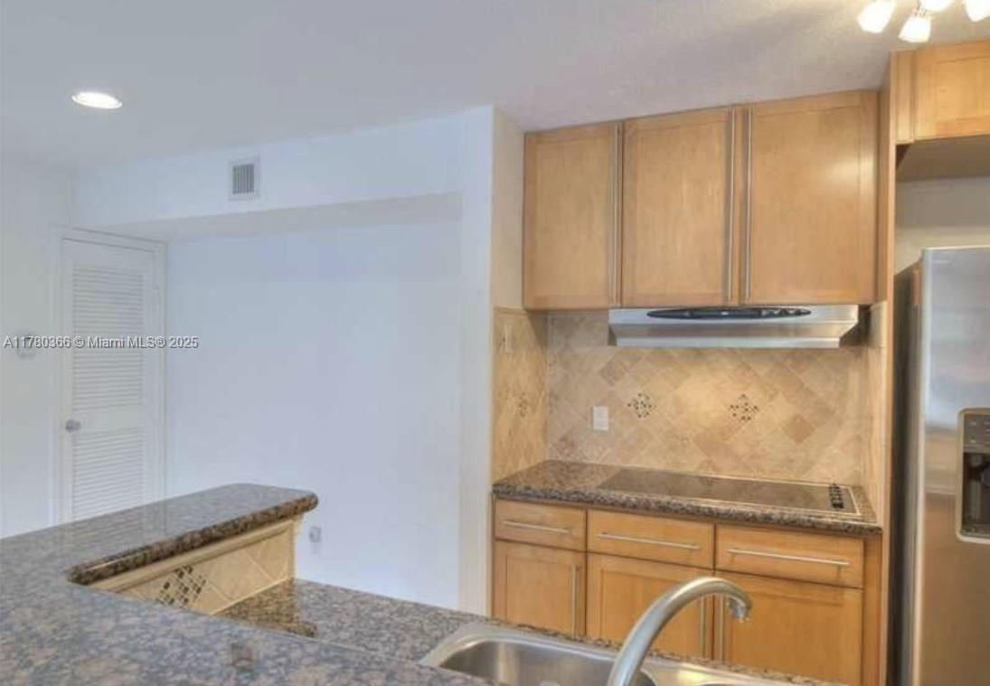 SAVANNAH AT RIVERSIDE CON - Residential