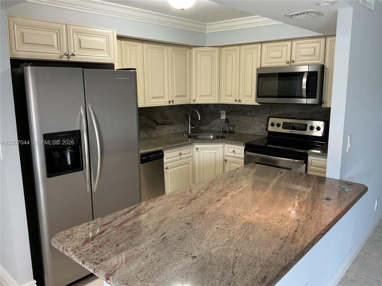 BLUE LAKE TOWNHOUSES COND - Residential