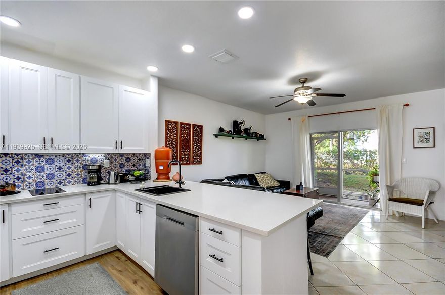 nice and comfortable townhome  with new appliances and excellent floors enjoy the amenities of the quiet and well maintained community, also anice backyard, the house is freshly painted and ready to move in, near the TURNPIKE, airport highways, restaurants and shops.

PLEASE COME AND TAKE A LOOK AT THIS PROPERTY!!!!!!!!!!!!!!!!!!