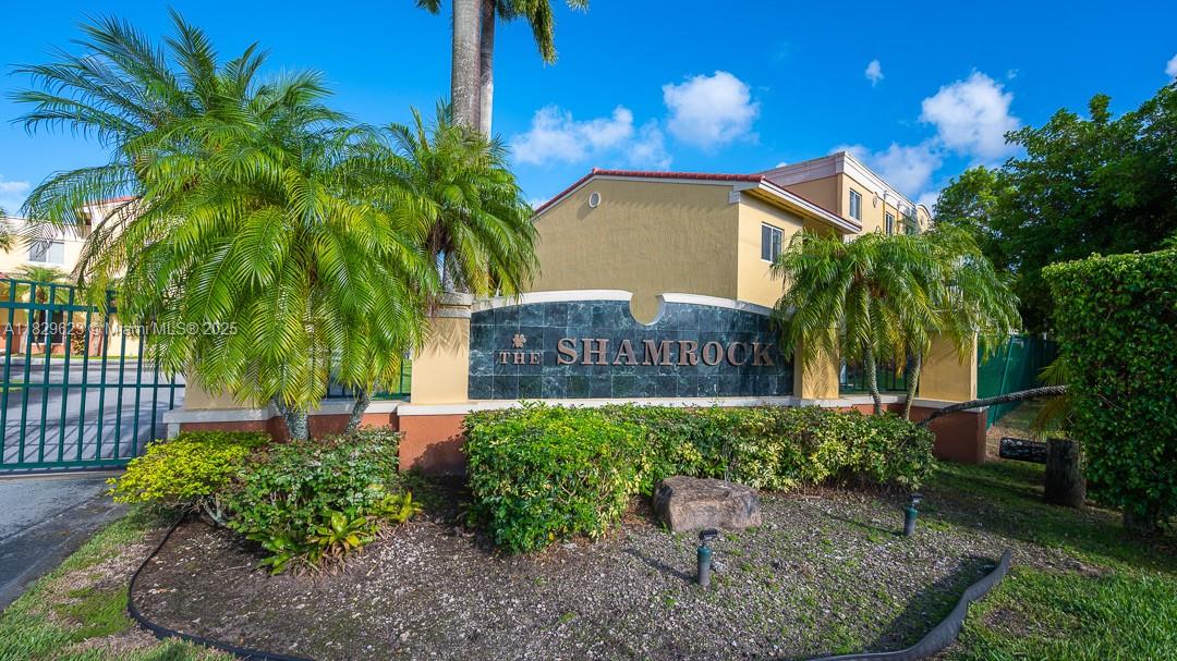 Beautiful condo 2 bedrooms, 2.5 bath, all tiled floor, washer and dryer in Unit. small
balcony. Excellent Location over 88 Kendall Drive. Quiet and small community. Excellent schools, walk to Sprouts,
Home Depot and shops along Kendall Drive and 127th Avenue. This is a well maintained gated community perfect
for a young family. Close to Turnpike, Shops, Hospitals! Easy to show lock box combination, text to Listing agent