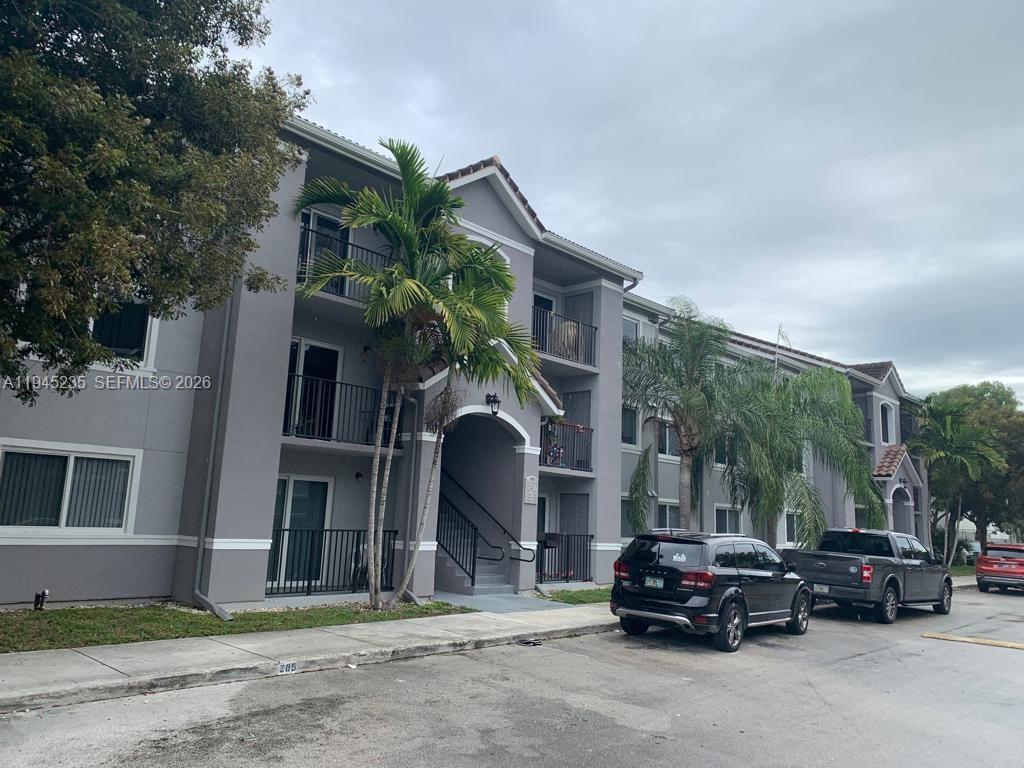 VISTA TRACE 6 CONDO - Residential