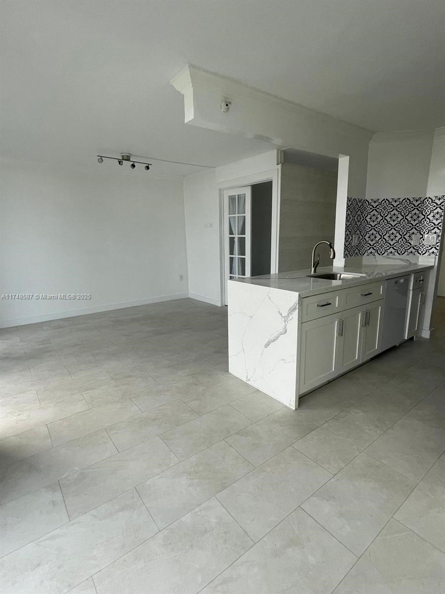 WEST BAY PLAZA CONDO - Residential