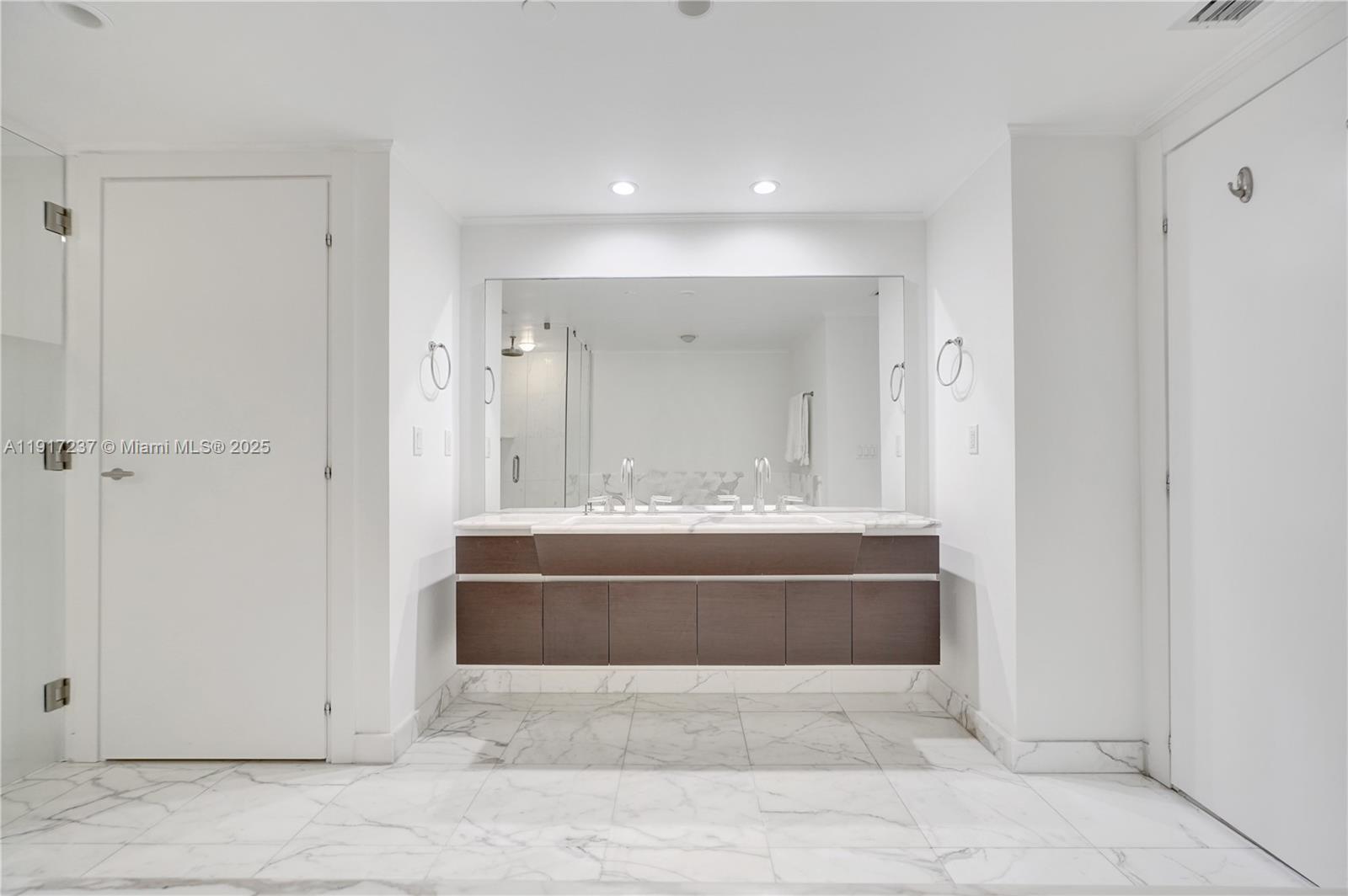 GROVENOR HOUSE CONDO - Residential