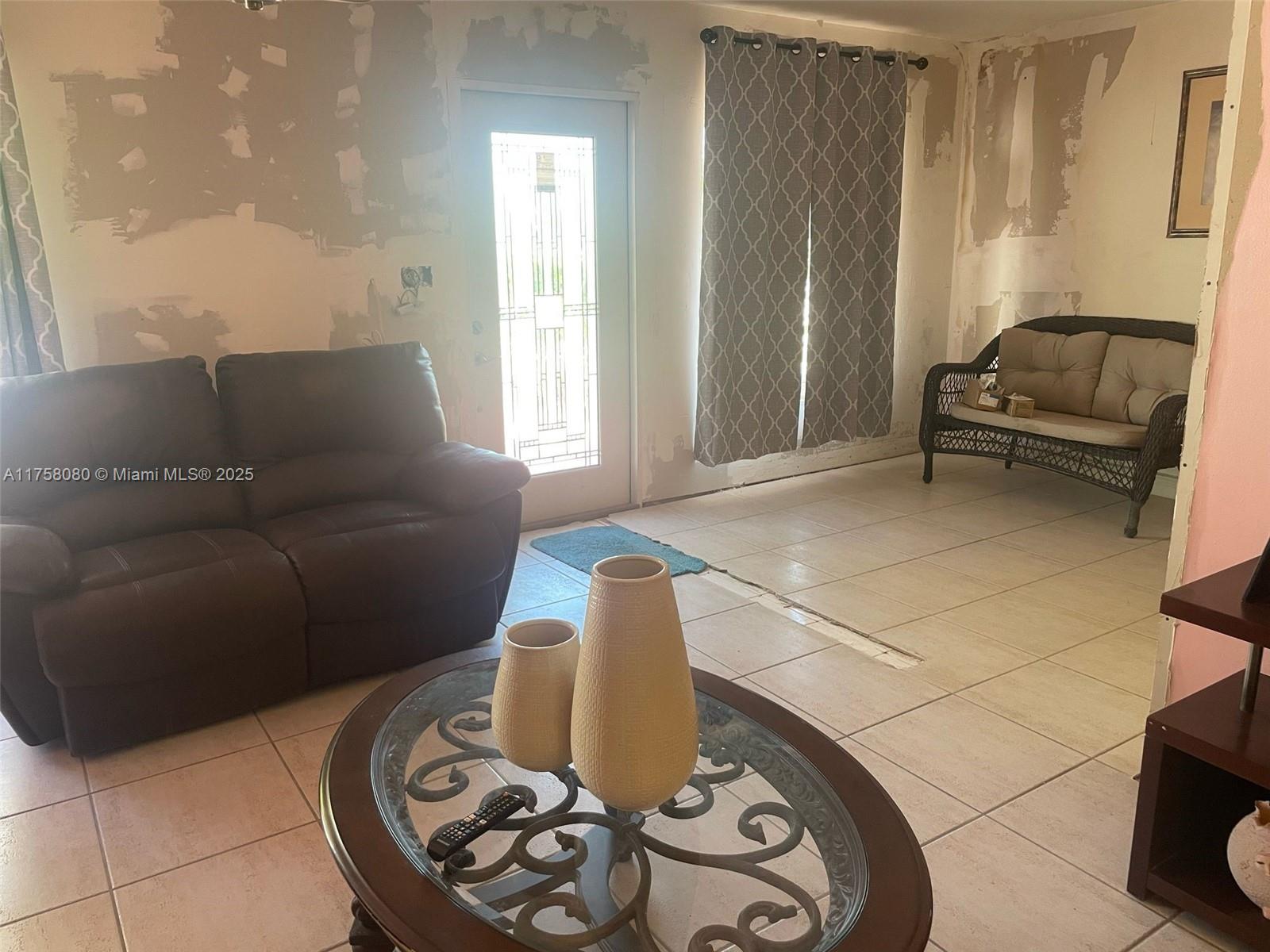 Spacious townhouse in Royal Green with 3 bedrooms and 1 Bath. No HOA. New Roof 2024. AC unit installed 2 years ago. Do not miss this opportunity!!