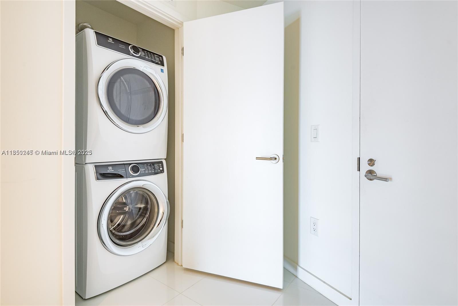 PARAMOUNT MIAMI WORLDCENT - Residential Lease