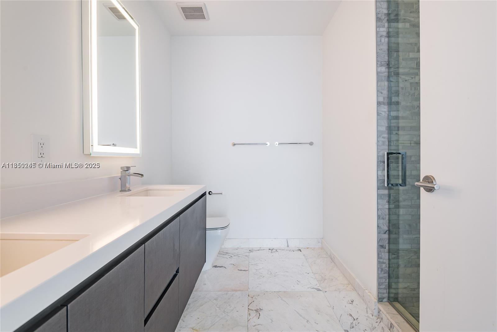 PARAMOUNT MIAMI WORLDCENT - Residential Lease