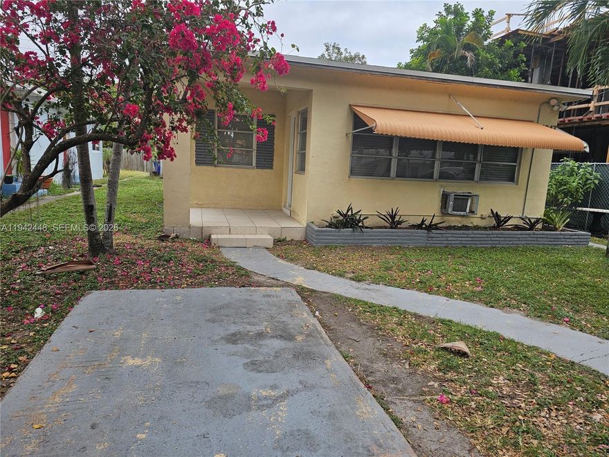 Renovated 2-bedroom, 1-bath residence located on a quiet, safe street. Features assigned parking and a welcoming community with friendly neighbors.