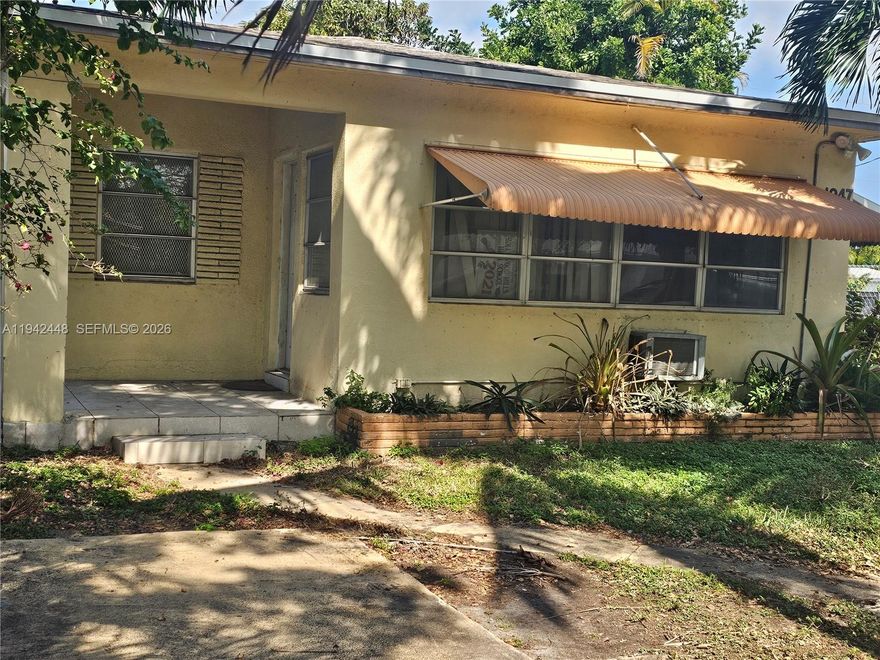 Renovated 2-bedroom, 1-bath residence located on a quiet, safe street. Features assigned parking and a welcoming community with friendly neighbors.