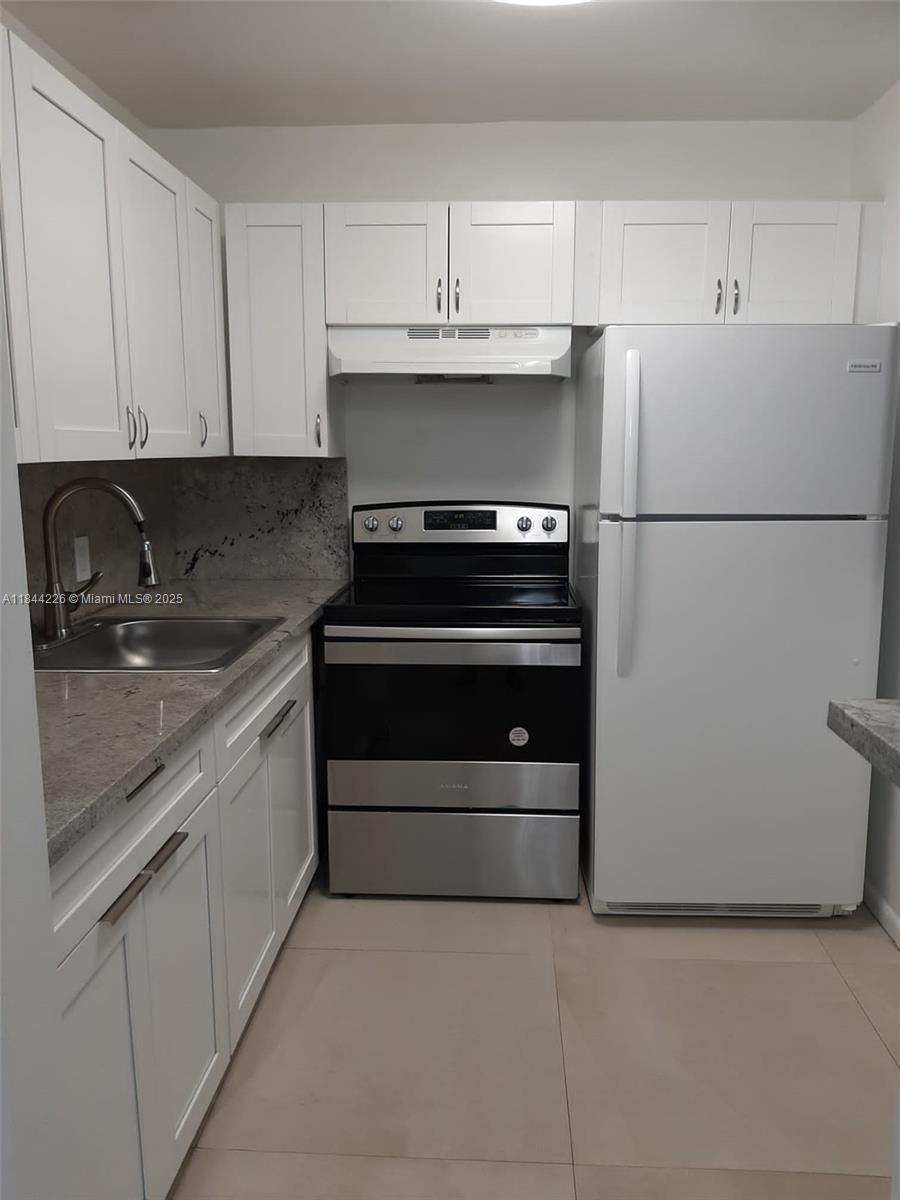 55+ SENIOR COMMUNITY. Nice 1B + 1B in 2nd-floor condo. Beautiful and cozy apartment. Tile floor, very spacious bedroom, in excellent condition, 2 wall A/C, ceiling fans. Open Kitchen in white. Enjoy the park-like setting, lovely garden view, Walking distance to community pool, bus stop. Near shopping, beaches, famous Palm Beach. Enjoy wonderful amenities, heated indoor Olympic size indoor pool, professional exercise room, entertainment, theater, classes, card room, clubs, billiards, tennis, social activities and more!