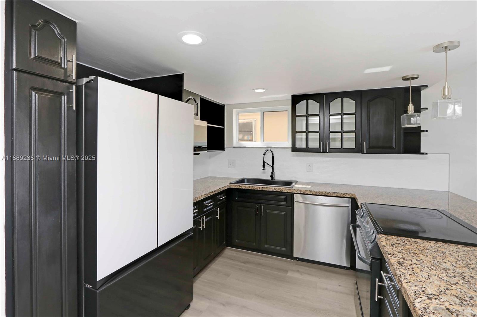 VISTA ALEGRE TOWNHOMES CO - Residential Lease
