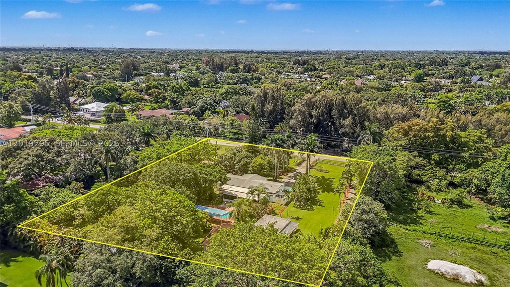 Photo of 13811 SW 26th St, Davie, FL 33325 (MLS # A12019295)