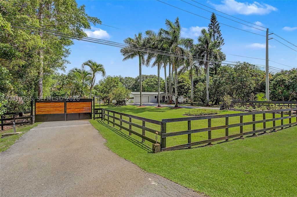 Photo of 13811 SW 26th St, Davie, FL 33325 (MLS # A12019295)