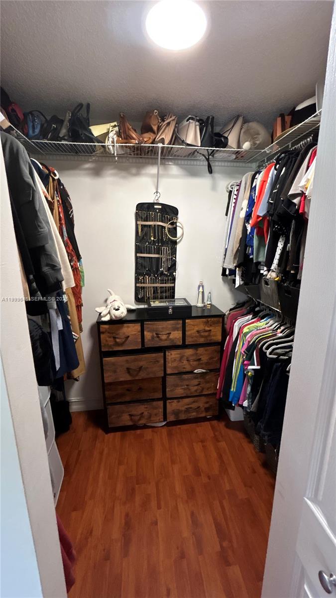 TAMIAMI LAKES SEC 5 - Residential