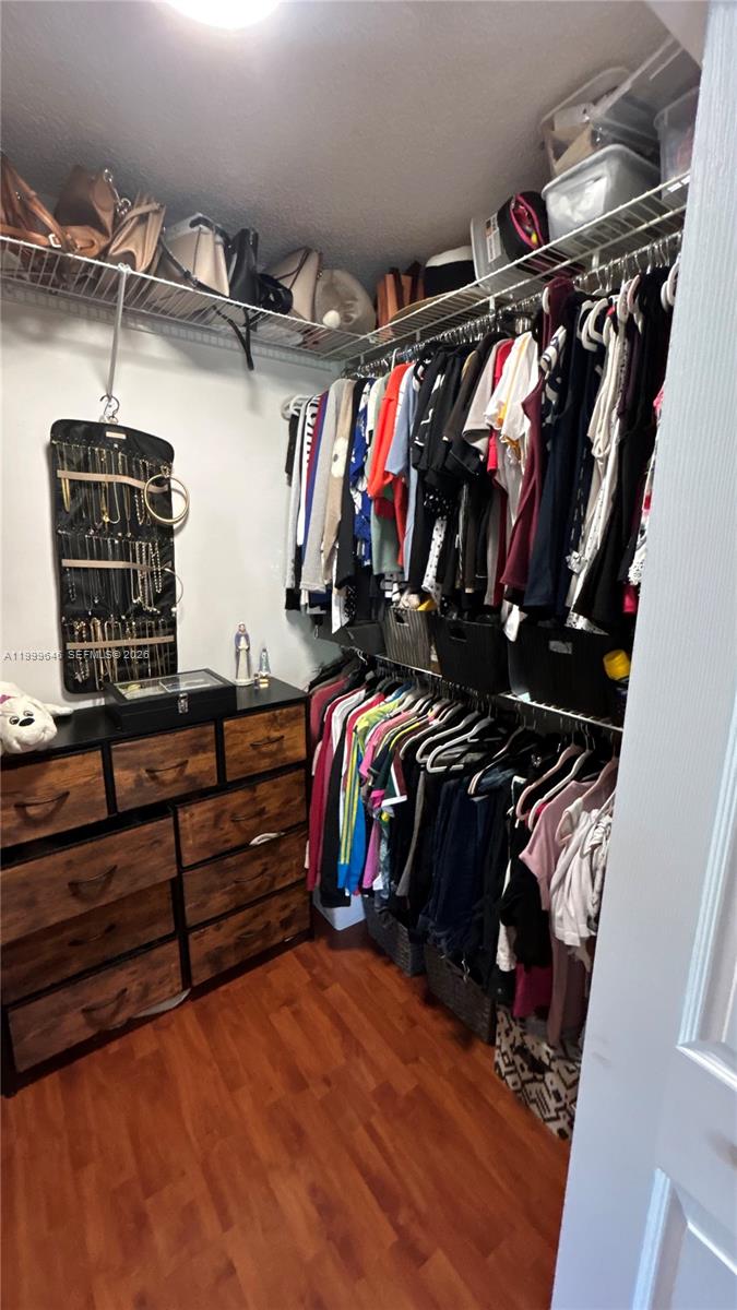 TAMIAMI LAKES SEC 5 - Residential