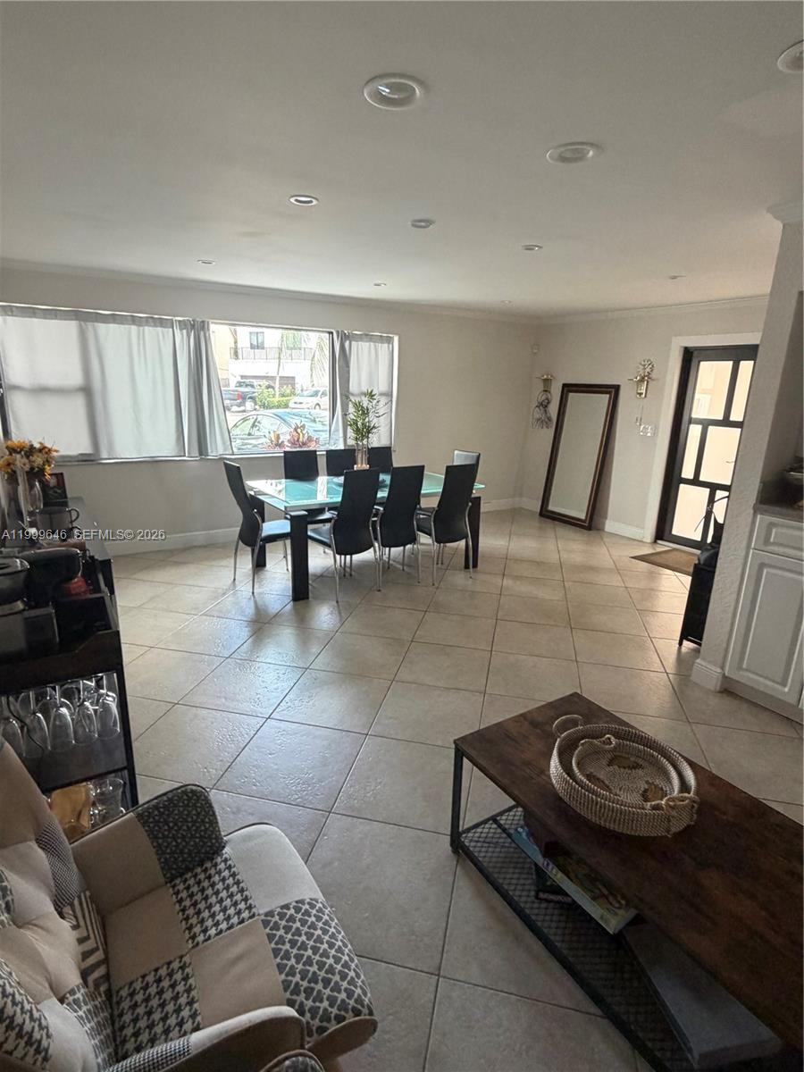 TAMIAMI LAKES SEC 5 - Residential