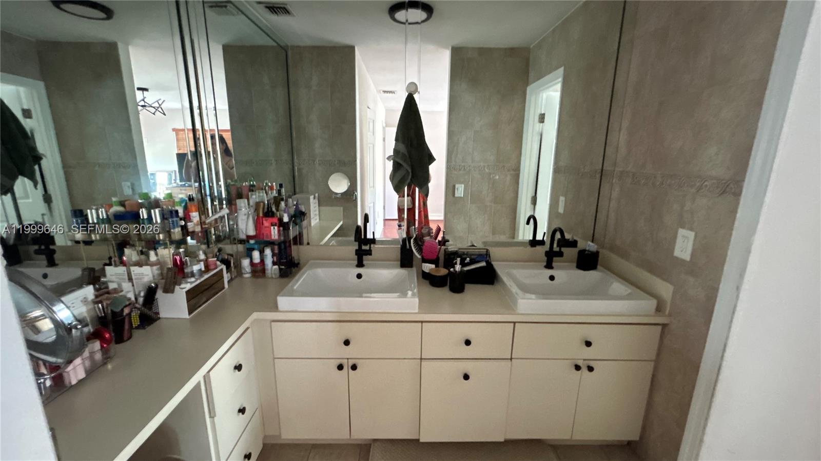 TAMIAMI LAKES SEC 5 - Residential