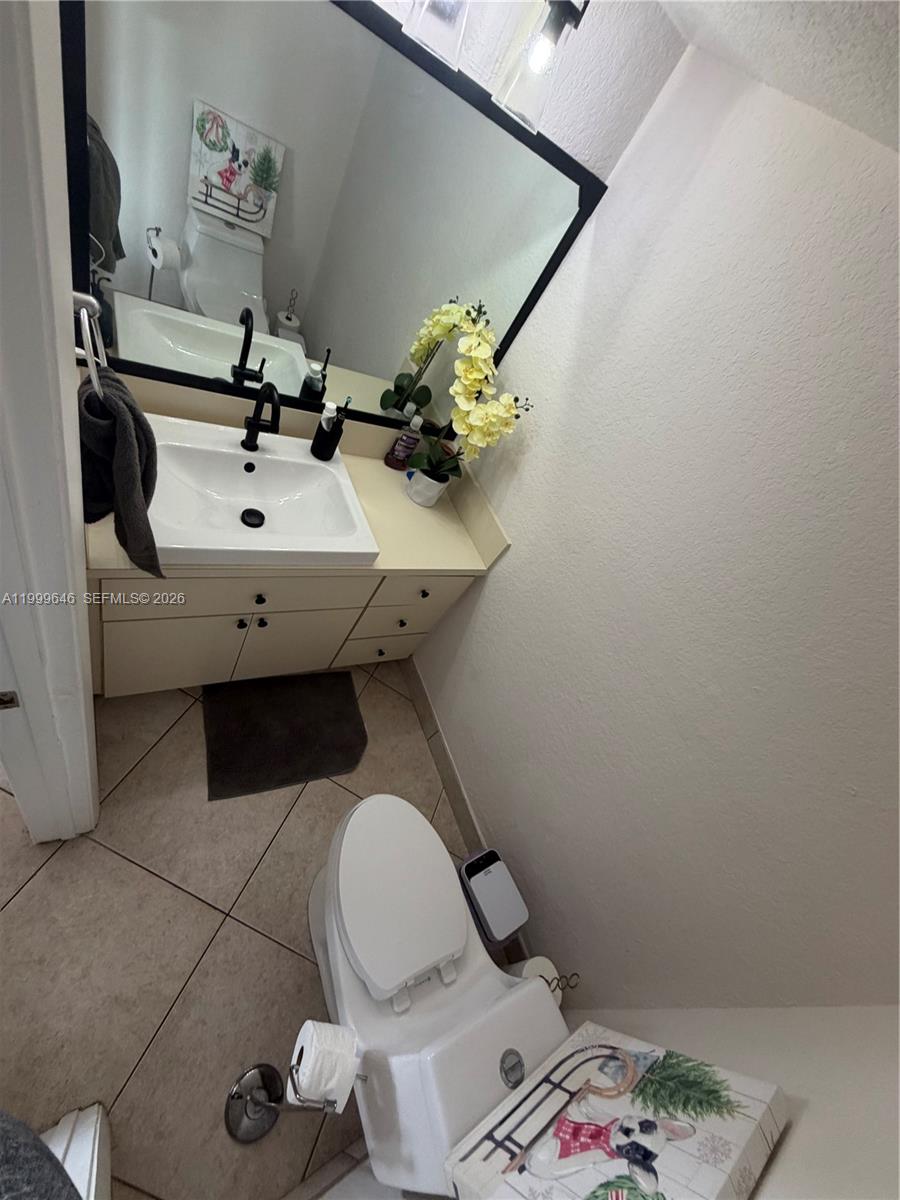 TAMIAMI LAKES SEC 5 - Residential