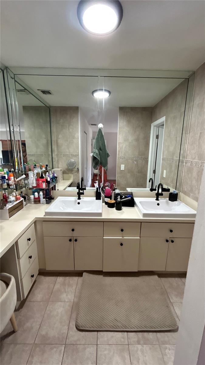 TAMIAMI LAKES SEC 5 - Residential