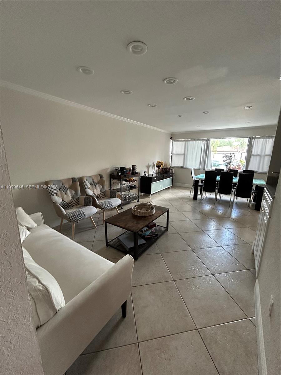 TAMIAMI LAKES SEC 5 - Residential