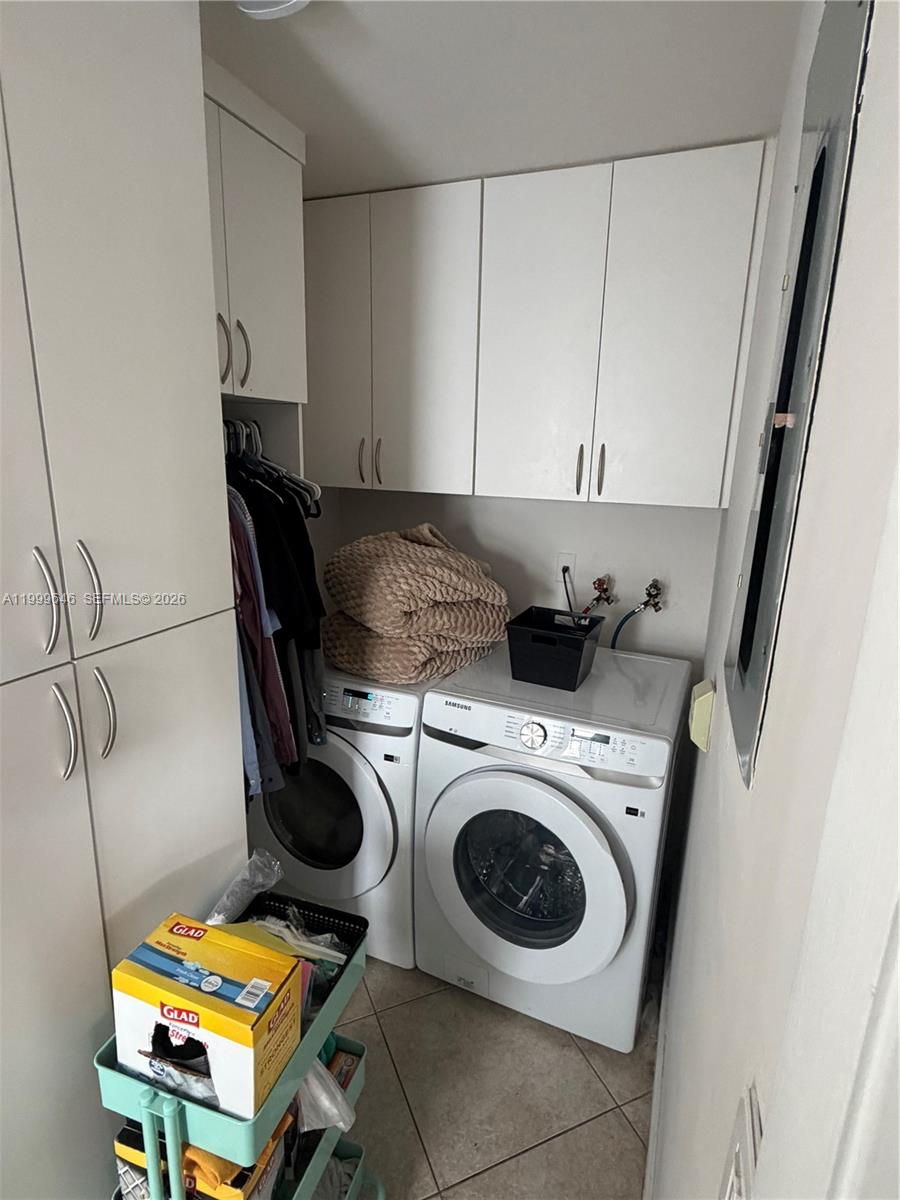 TAMIAMI LAKES SEC 5 - Residential