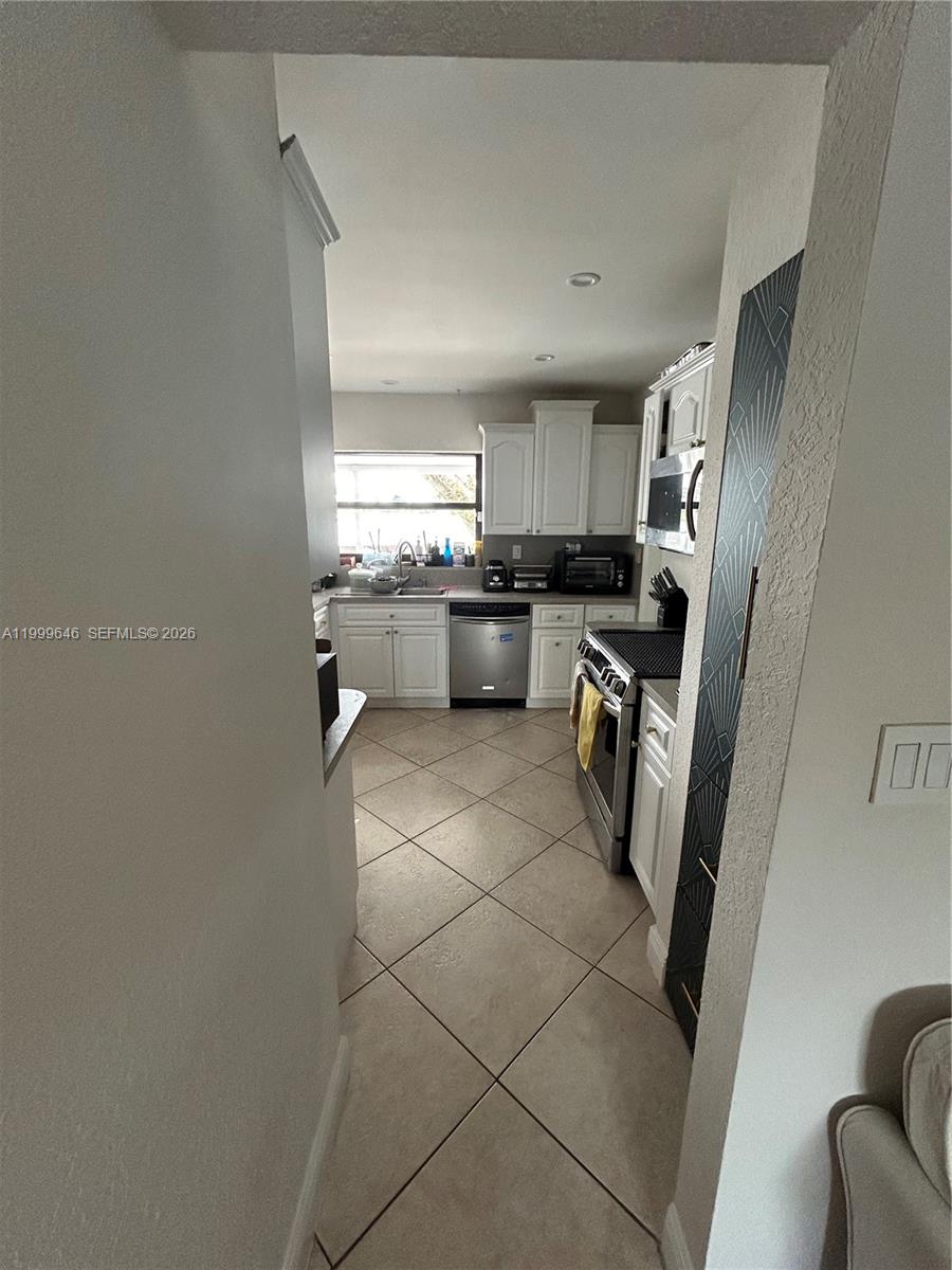 TAMIAMI LAKES SEC 5 - Residential