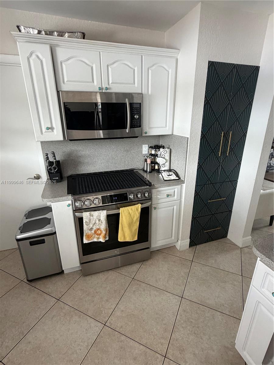 TAMIAMI LAKES SEC 5 - Residential