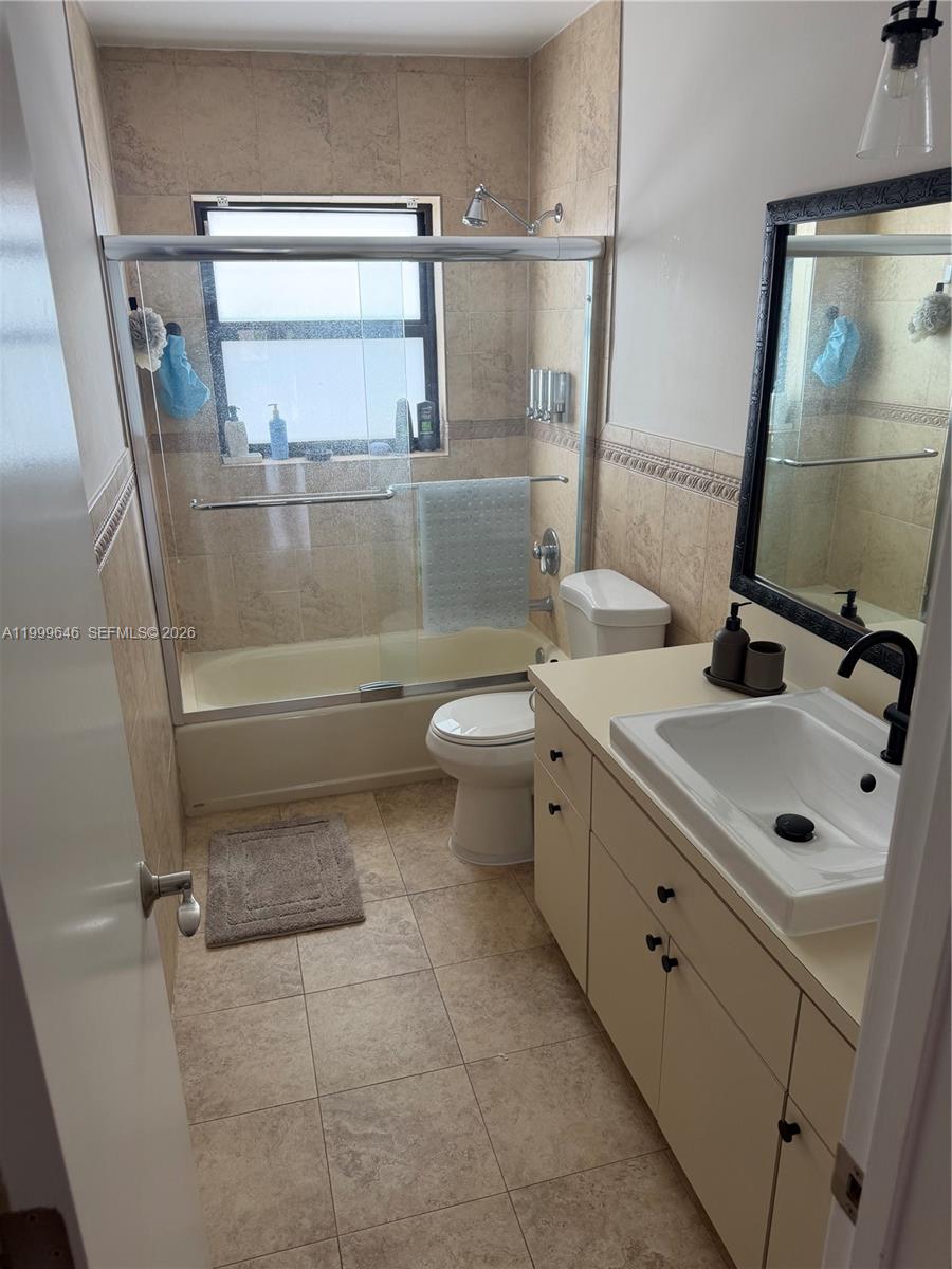 TAMIAMI LAKES SEC 5 - Residential