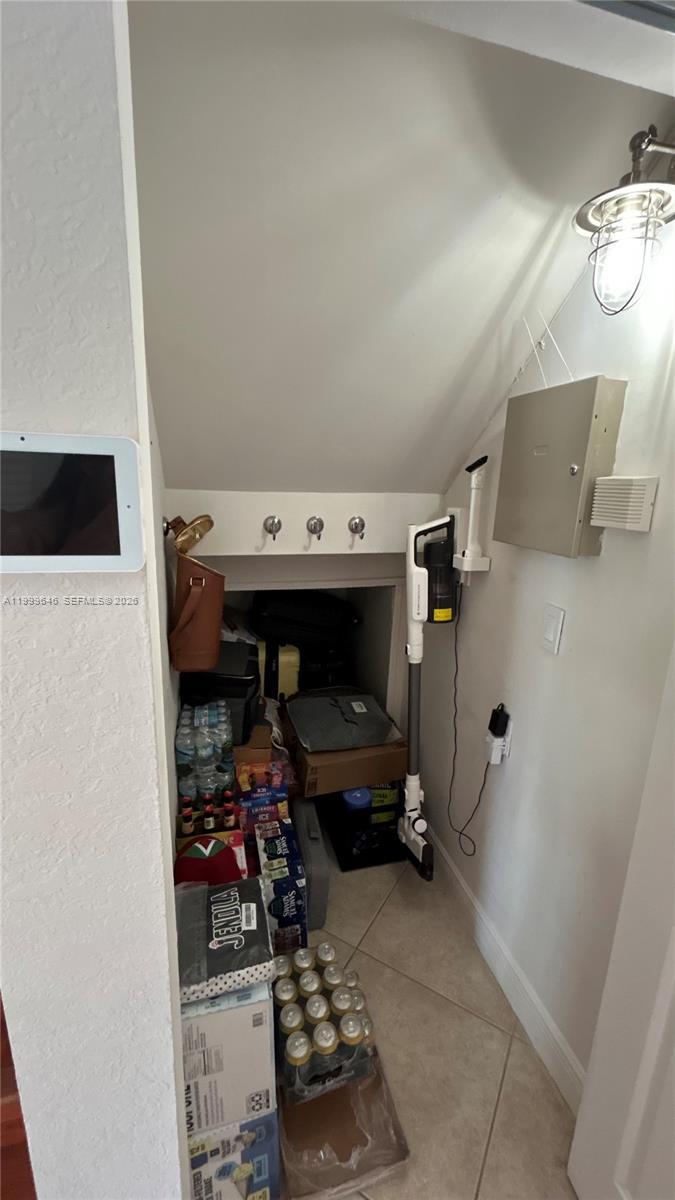 TAMIAMI LAKES SEC 5 - Residential