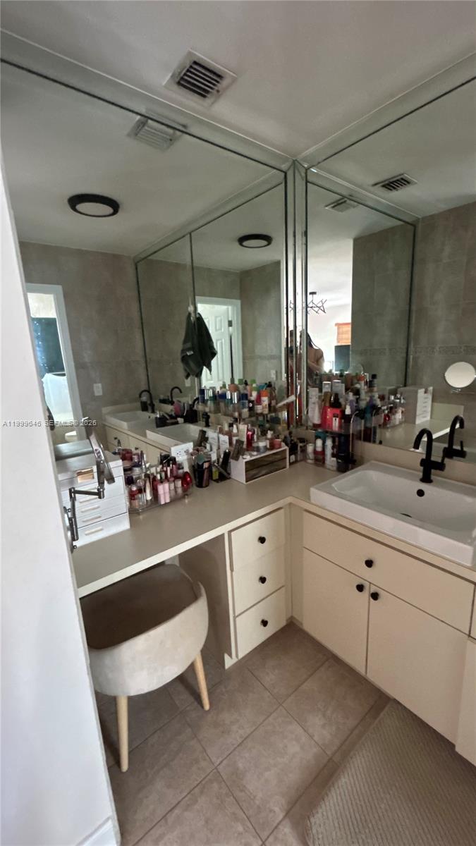 TAMIAMI LAKES SEC 5 - Residential