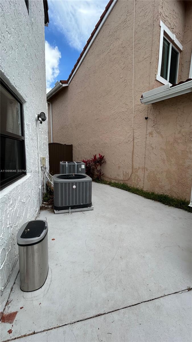 TAMIAMI LAKES SEC 5 - Residential