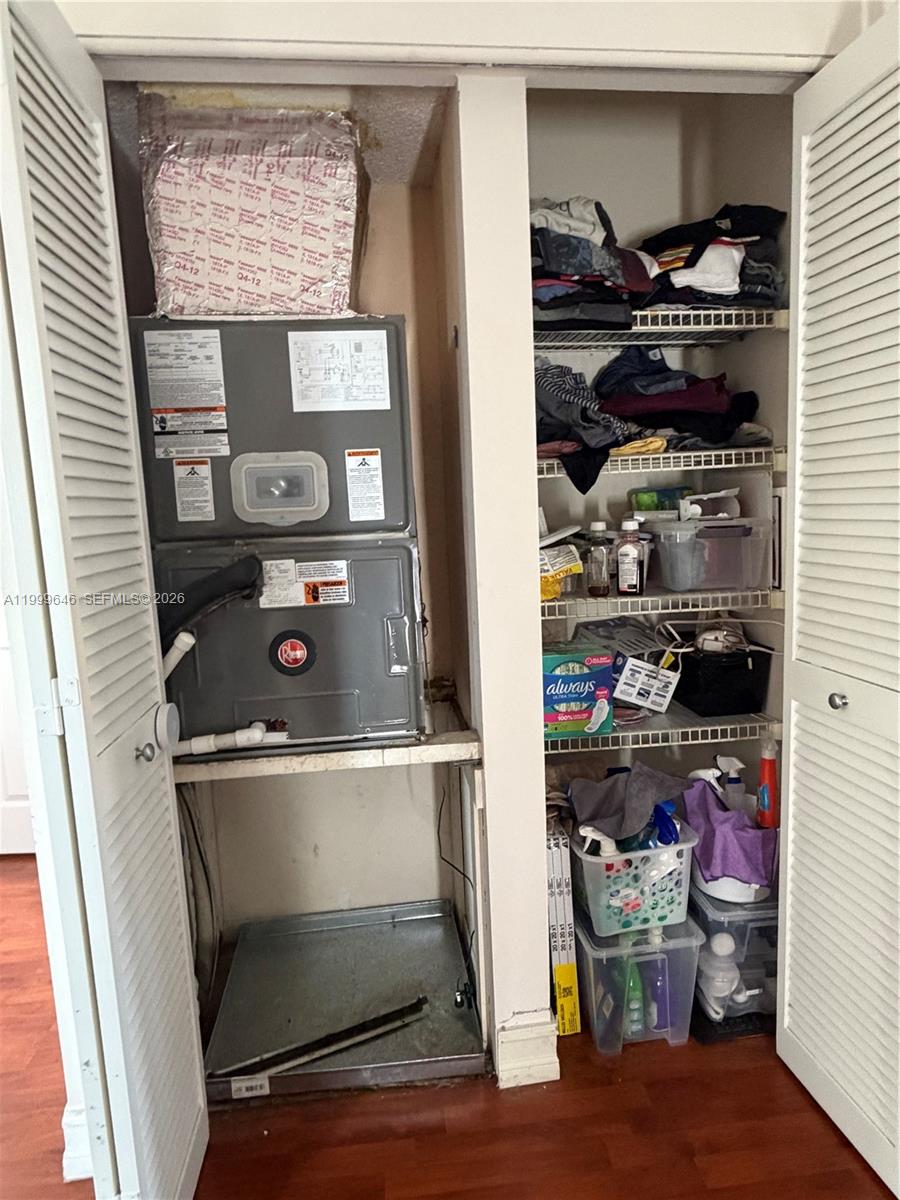 TAMIAMI LAKES SEC 5 - Residential