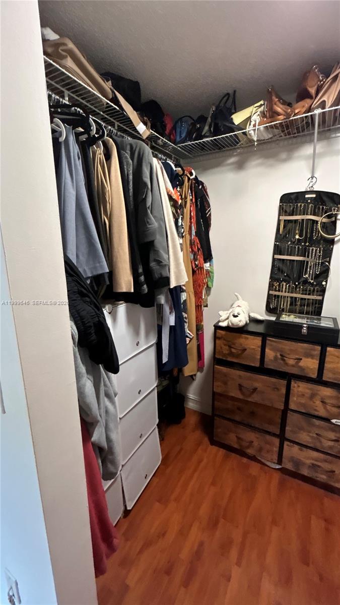 TAMIAMI LAKES SEC 5 - Residential