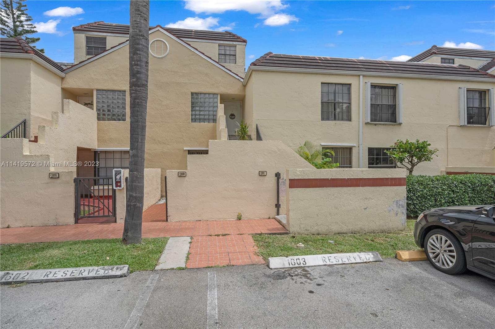 2 STORY CONDO IN THE HEART OF WEST KENDALL , CONVENIENTLY LOCATED WITHIN DESIRED CALUSA COMMUNITY NEAR PLENTY OF SHOPPING, DINING AND MAJOR HIGHWAYS. INCLUDES POOLS, TENNIS COURTS AND CLUB HOUSE. THE UNIT FEATURES A SPACIOUS LAYOUT INCLUDING 2 BEDROOMS, 2 BATHROOMS AND A LOFT. ENJOY ENDLESS SUNSETS FROM THE SPACIOUS OUTDOOR BALCONY. Master Calusa Association $117 and Elan Association $317