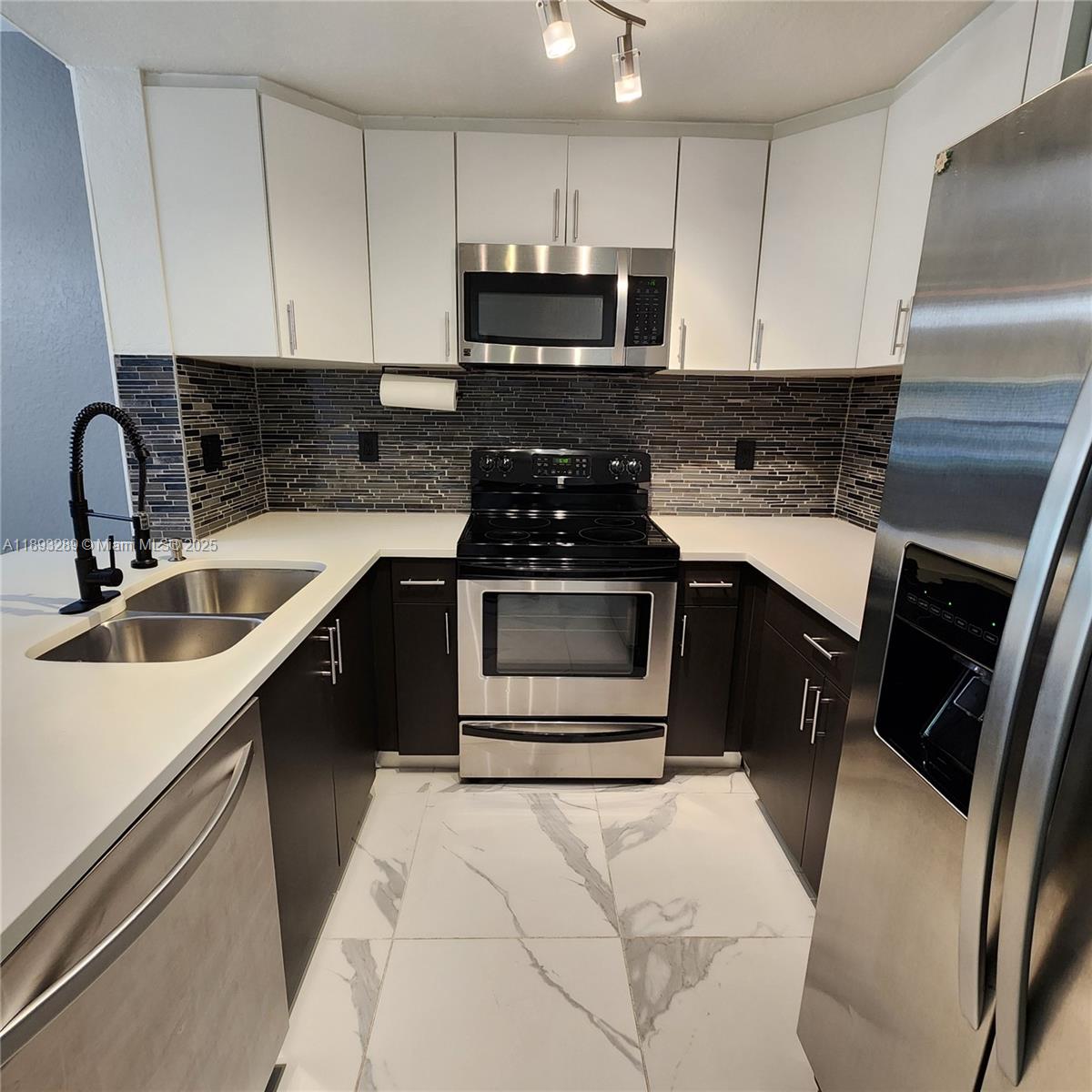 Beautifully Upgraded 3 Bedroom, 2 Bathroom Condo in Coral Springs!
This stunning condo features a fully renovated kitchen with stainless steel appliances and upgraded cabinetry. Enjoy new tile flooring throughout the living areas and laminate wood floors in the bedrooms. The unit also includes a full-size washer and dryer for your convenience and a private storage shed on the patio for extra space.
Located in a quiet, family-friendly community with a relaxing pool area perfect for entertaining and enjoyment. Ideally situated just minutes from restaurants, shopping, and all the conveniences of Sample Road!