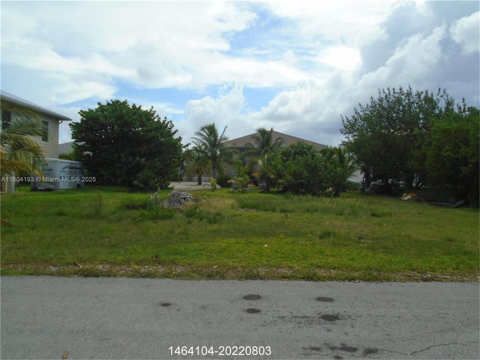 CENTER ISLAND - Land