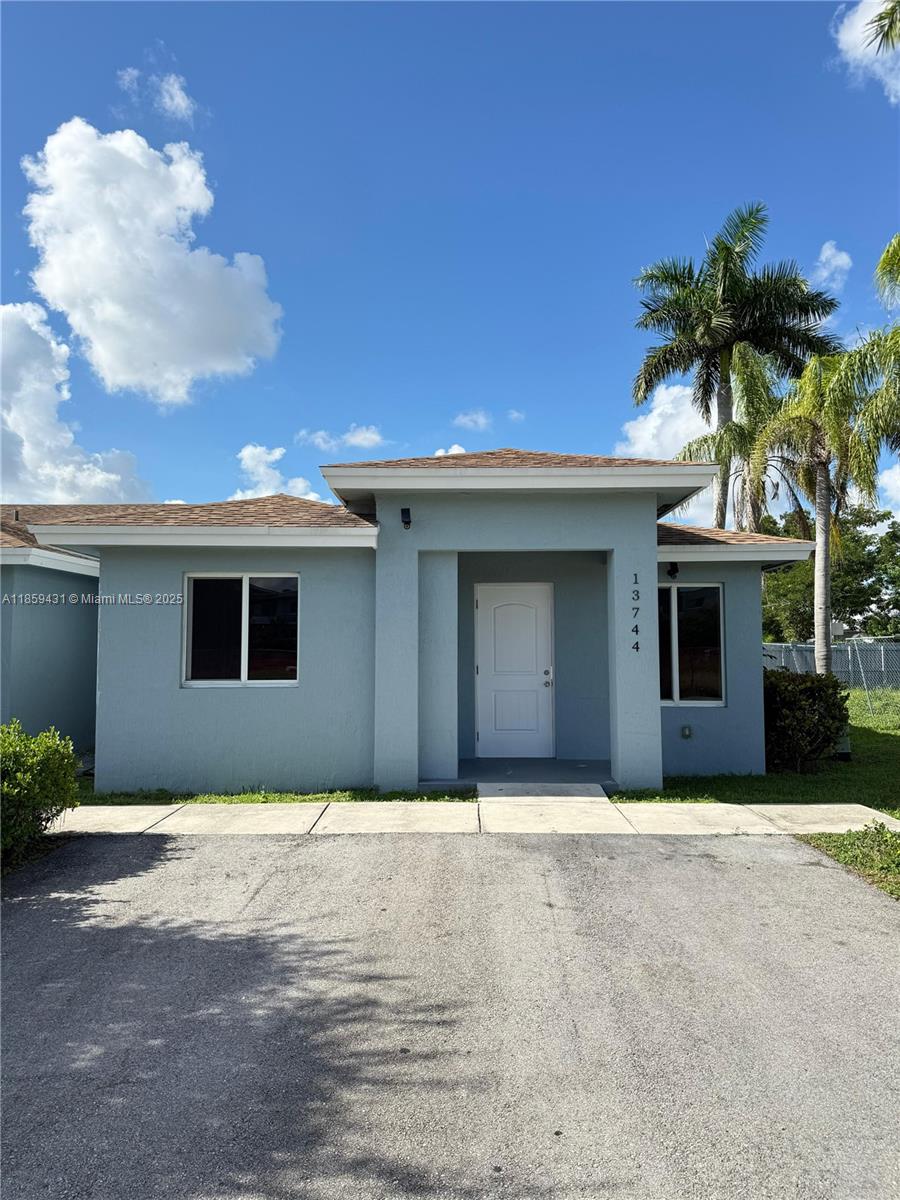 Very spacious Townhouse in a very quiet area close to the turnpike exit #6 with beautiful kitcken all appliances are new. Big patio, NO HOA, Easy to show.