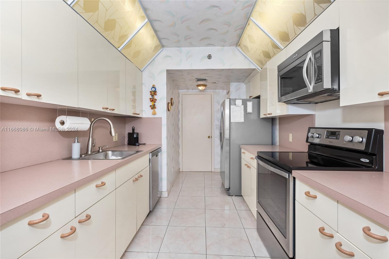 HAMPTONS WEST CONDO - Residential