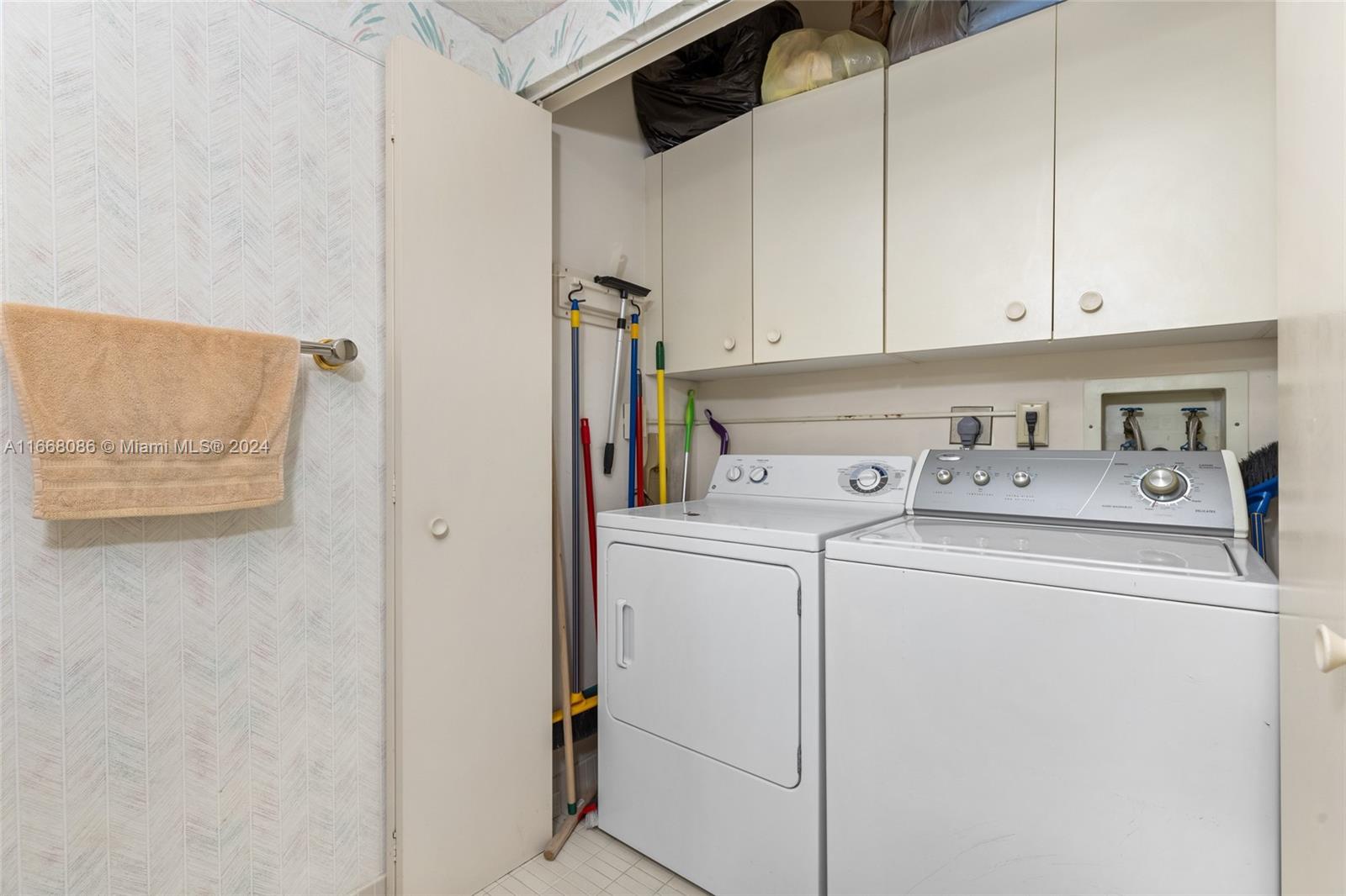 HAMPTONS WEST CONDO - Residential
