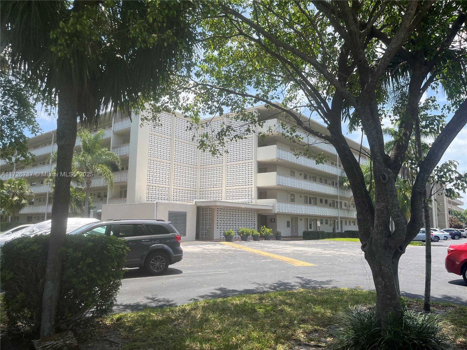 HILLCREST COUNTRY CLUB AP - Residential